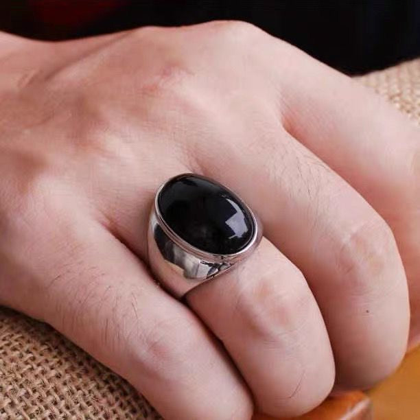 Men's Fashion Retro Domineering Index Finger Black Onyx Synthetic Agate Titanium Ring