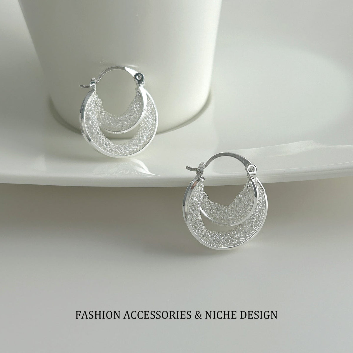 Women's Ear Clips French Style High Sense Minimalist Design Fashion Stud Earrings