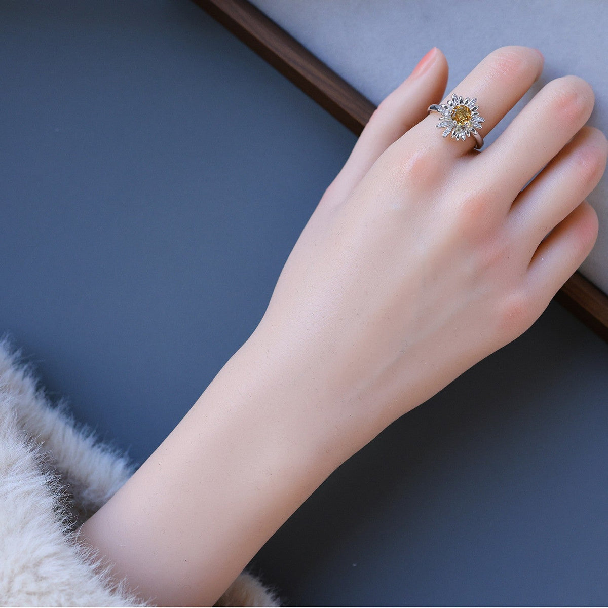 Women's & Men's Natural Citrine Sunflower Fashion Feeling Electroplated Ring