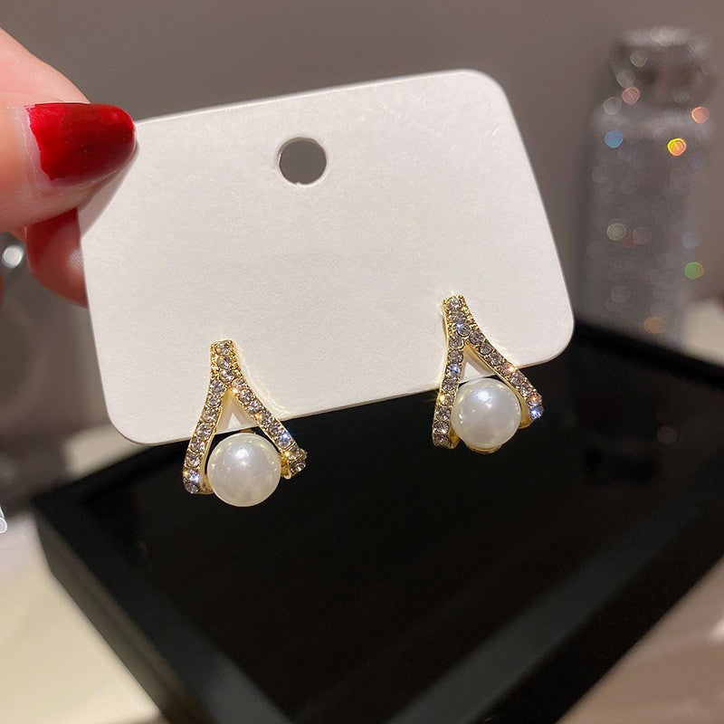 Women's Needle Light Luxury Hot Pearl Elegance Retro Flashing Earrings