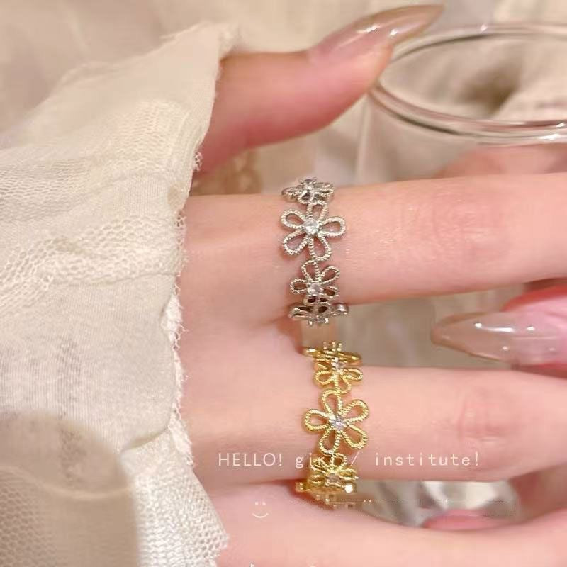 Women's Retro Hollow Lace Flower Light Luxury Ring