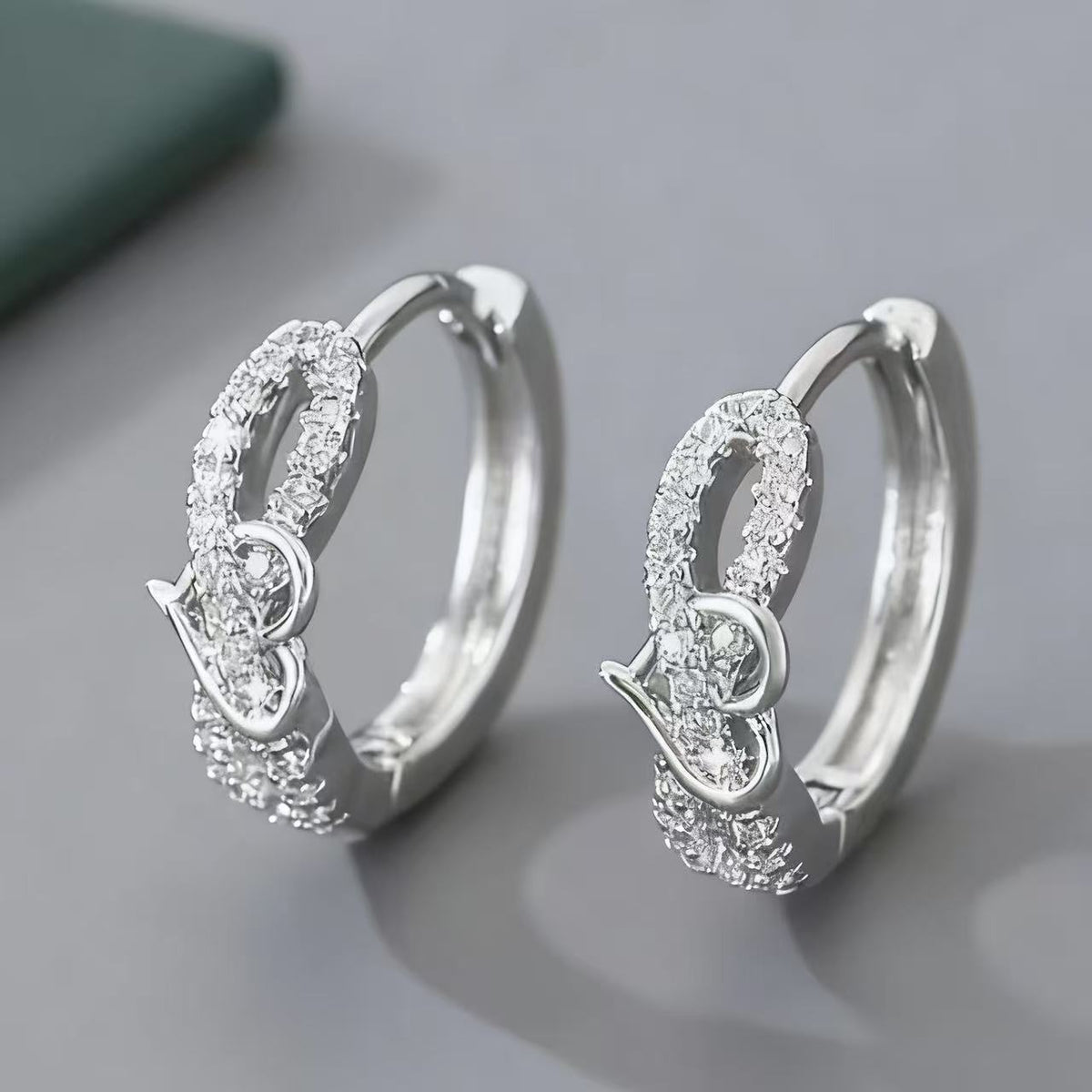 Women's Refined Zircon Light Luxury High-grade Sense Commute Face Slimming Heart-shaped Earrings