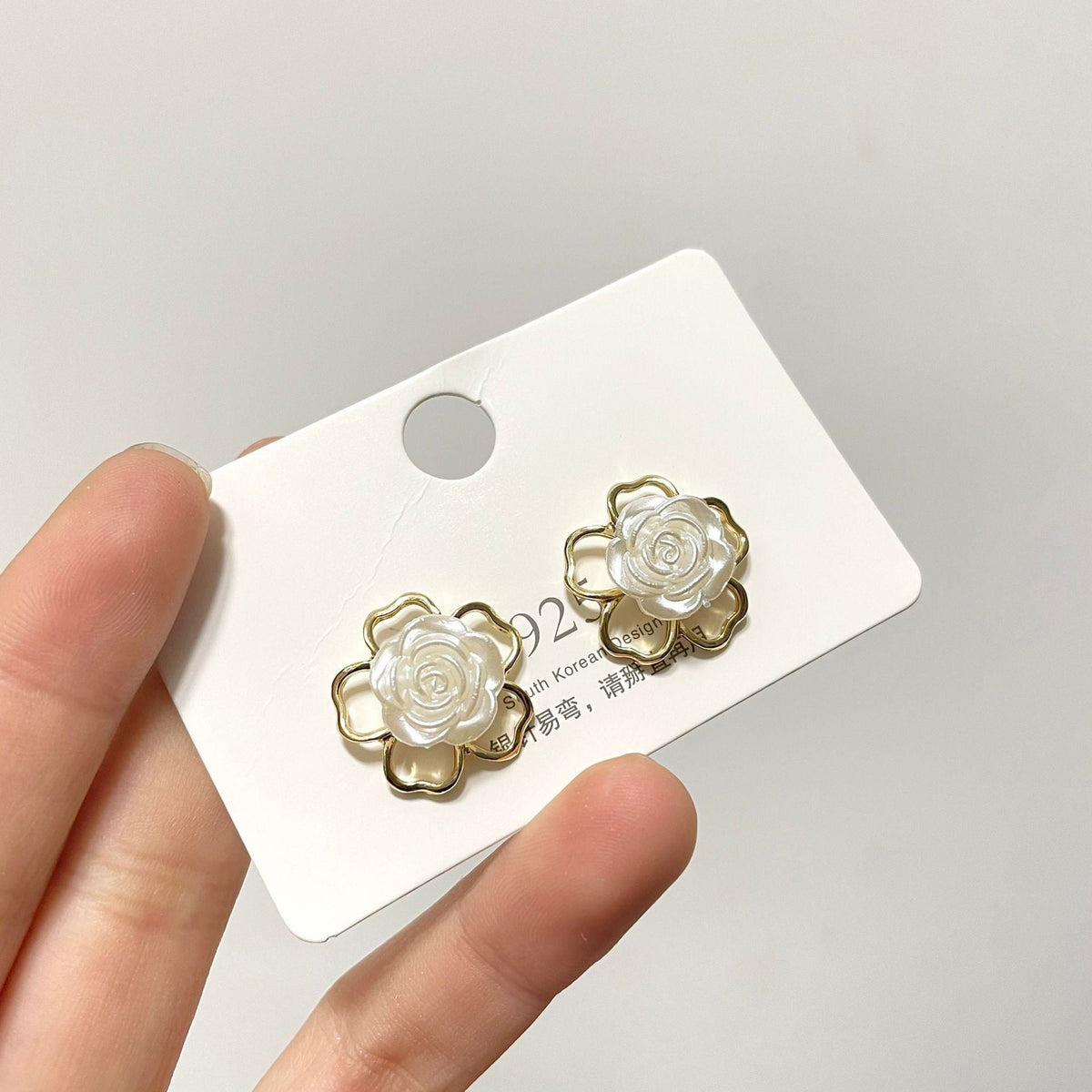 Women's Simple Graceful Pearl Sier Flowers Niche Stud Earrings
