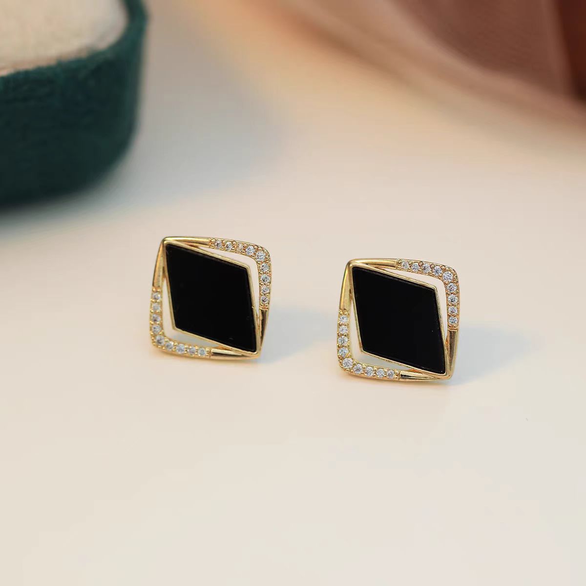 Exquisite Inlaid Black Rhombus Ear Frosty Style Design High-grade Rings