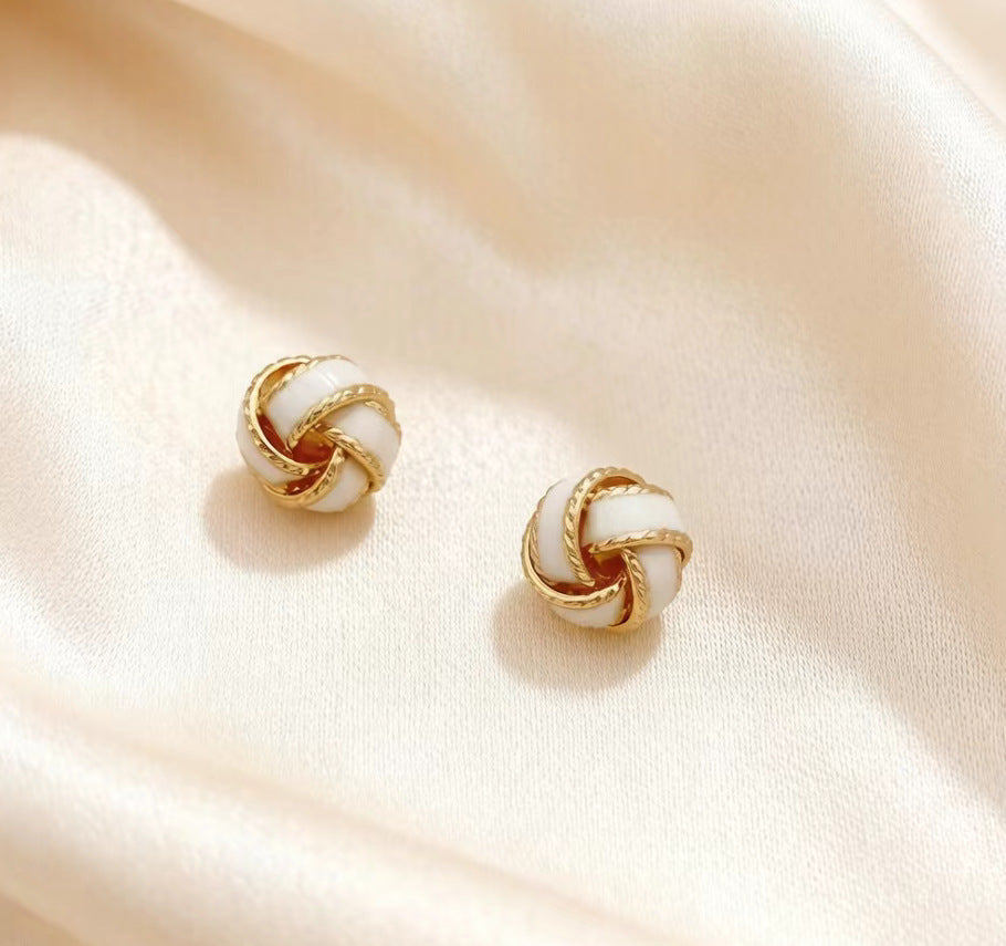 Women's Exquisite Contrast Color Truelove Knot Design High-grade Light Stud Earrings