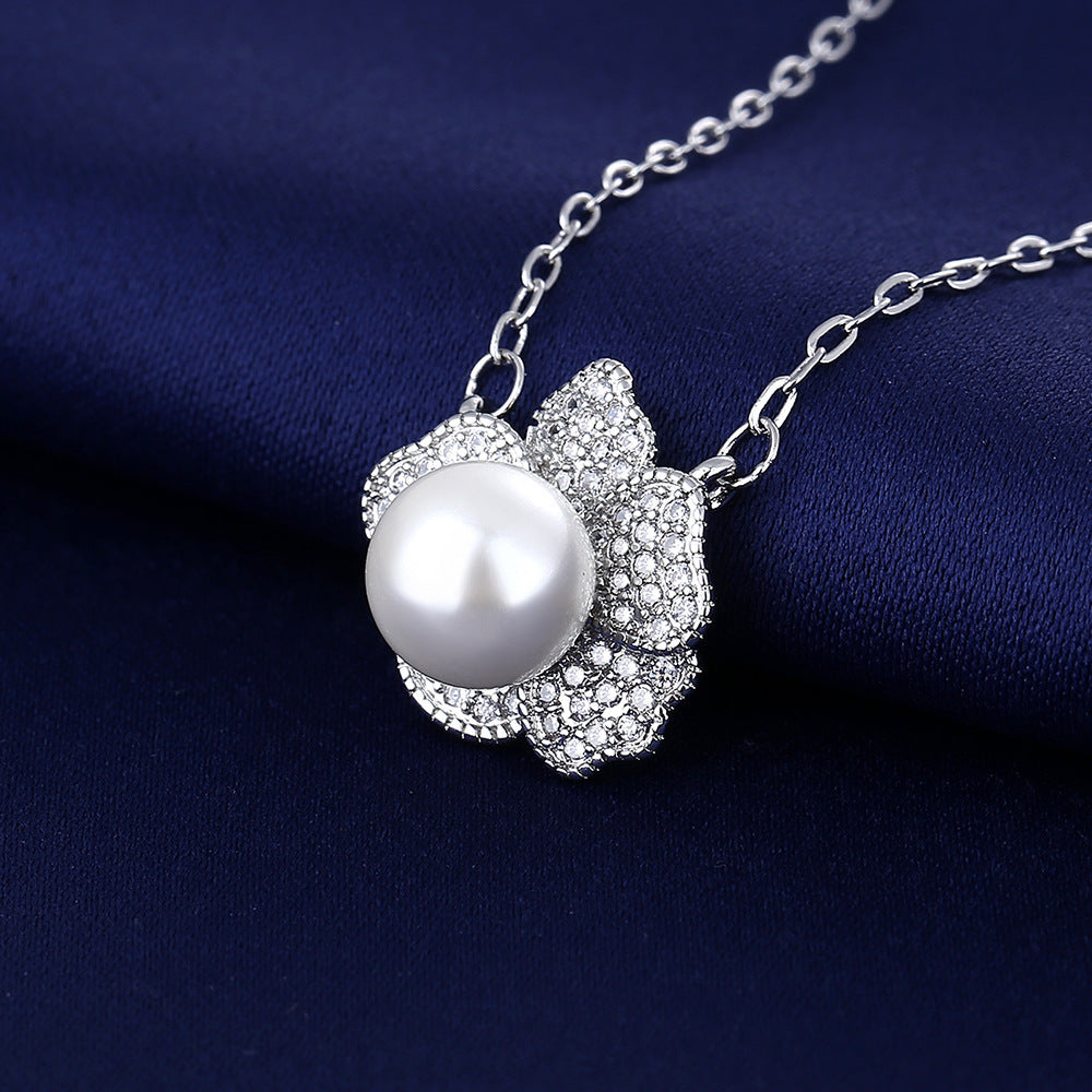Pearl Flower Winter Full Diamond Niche Design Necklace
