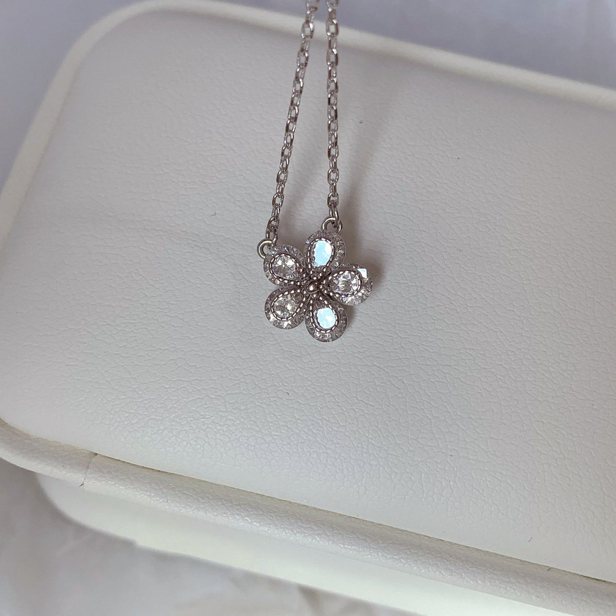 Women's Clavicle Chain Simple Light Luxury Niche Advanced Necklace