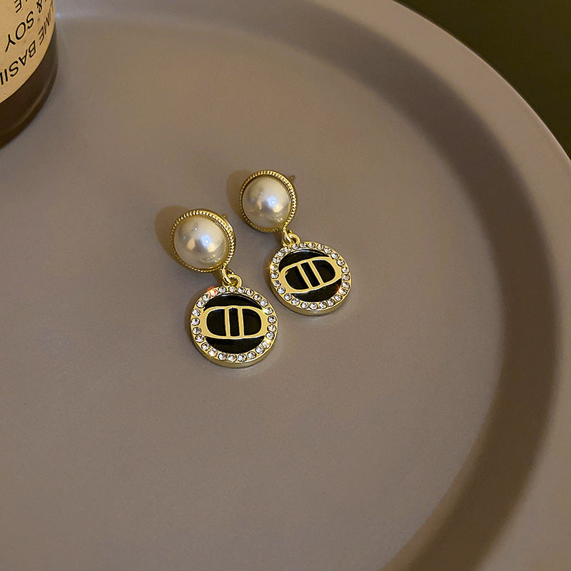 Women's Needle Light Luxury Hot Pearl Elegance Retro Flashing Earrings