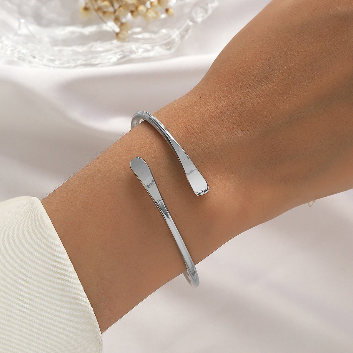 Winding Hollow Open-end High-grade Light Luxury Bracelets