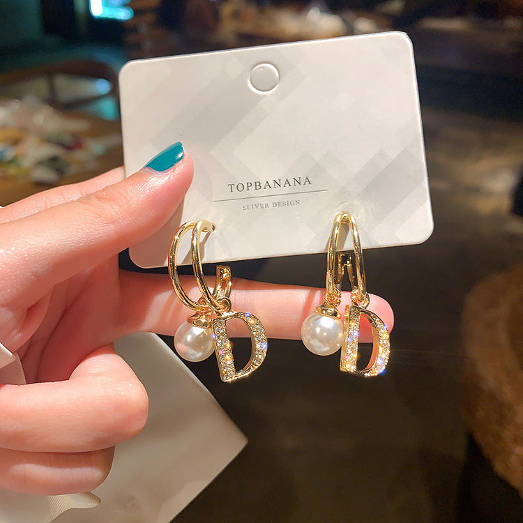 Women's Needle Light Luxury Hot Pearl Elegance Retro Flashing Earrings