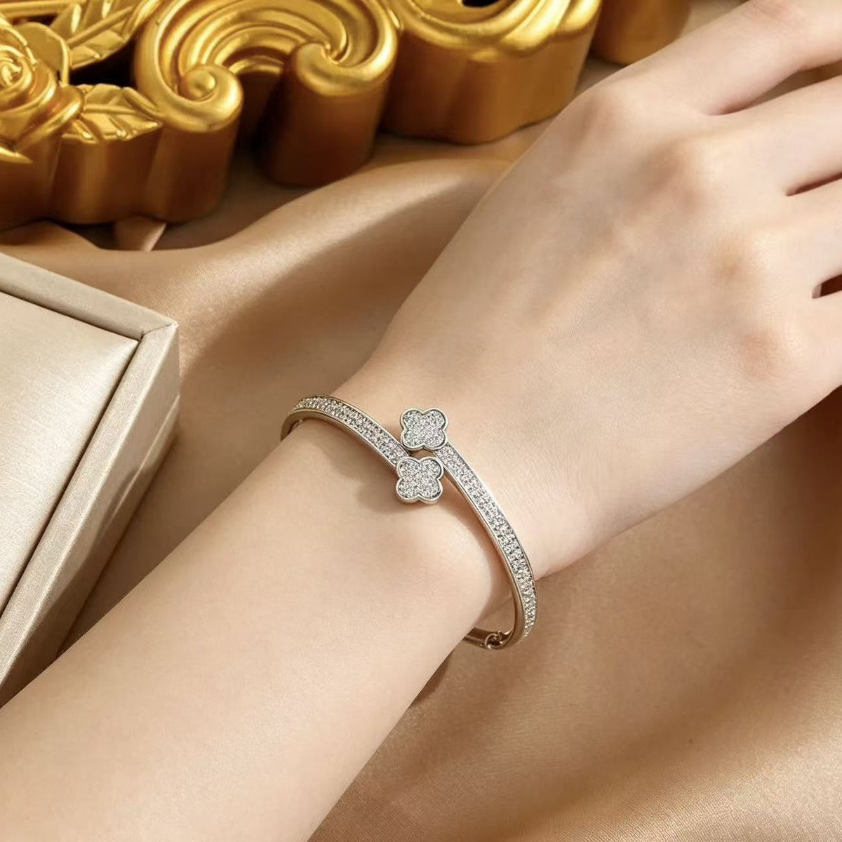 Women's Four-leaf Clover Diamond High-grade Gold-plated Light Luxury Joker Gift Bracelet