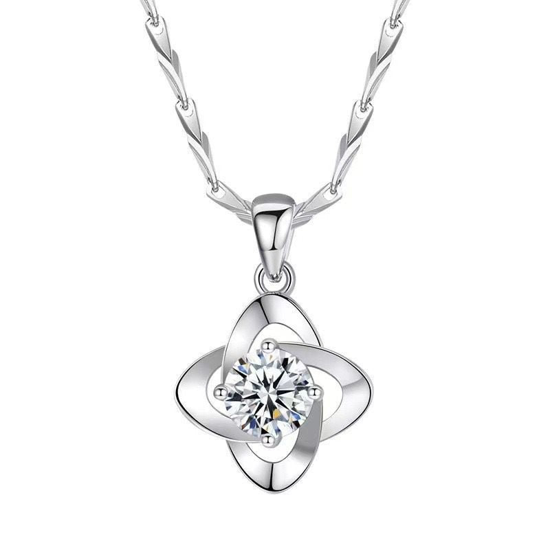 Clover Female Special Interest Light Luxury Summer Clavicle Chain Heart Pendants