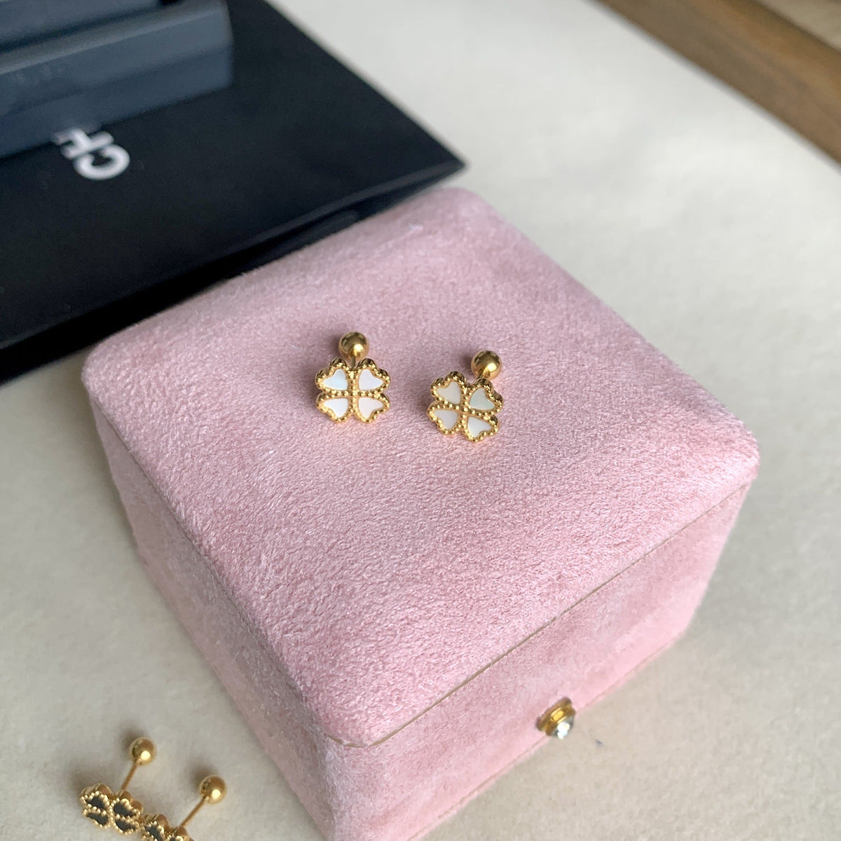 Women's Clover Fritillary Ear Twist Screw Fashion Classic Trendy Light Luxury Stud Earrings