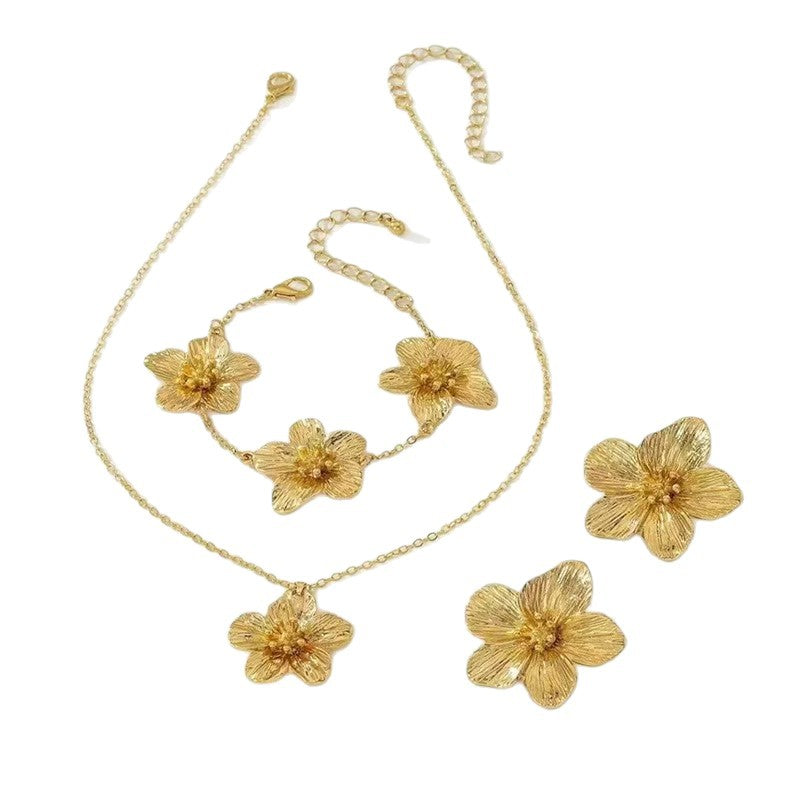 Luxury Golden Flower Suite Niche Design Necklaces