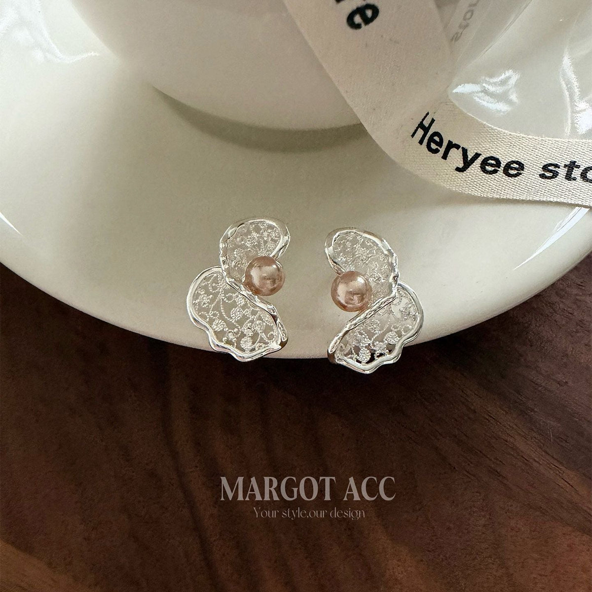 Women's Temperament Design Pattern Hollow French Entry Lux Exquisite High-grade Versatile Stud Earrings