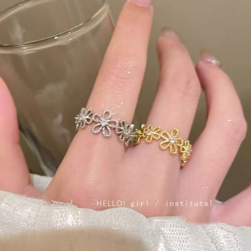 Women's Retro Hollow Lace Flower Light Luxury Ring