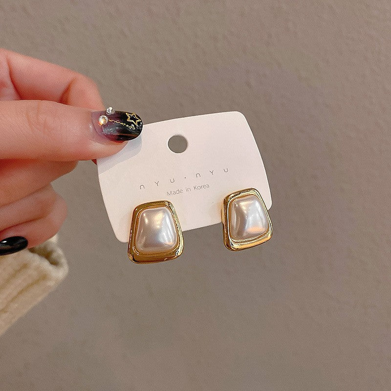 Women's Needle Light Luxury Hot Pearl Elegance Retro Flashing Earrings