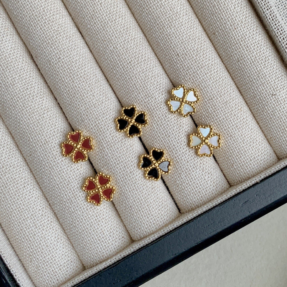 Women's Clover Fritillary Ear Twist Screw Fashion Classic Trendy Light Luxury Stud Earrings