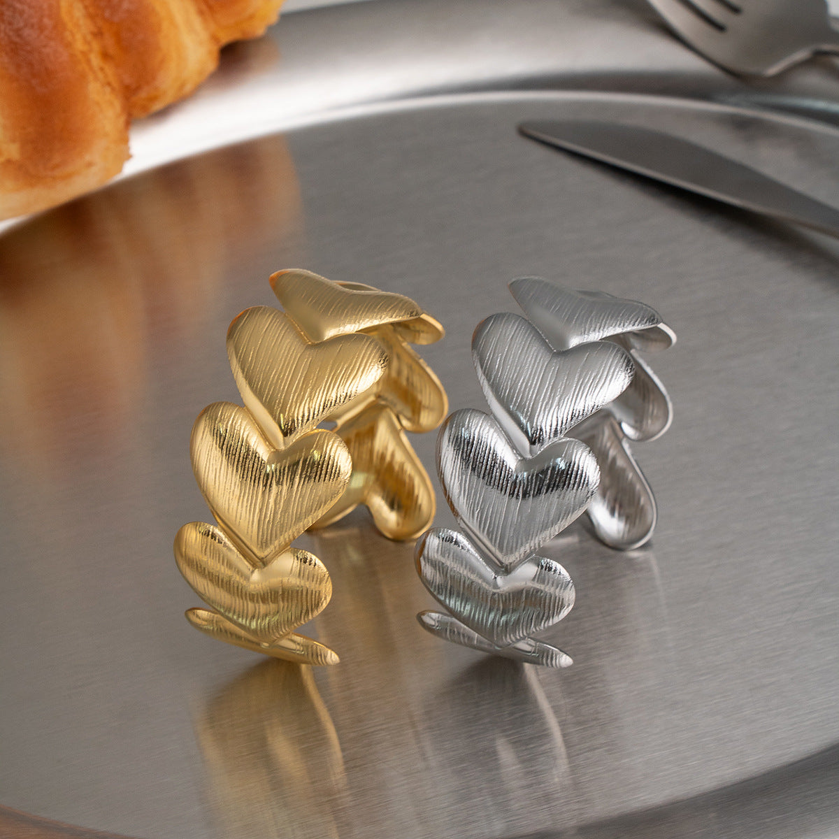 Stainless Steel Vacuum Gold-plated Heart-shaped Open-ended Bracelets
