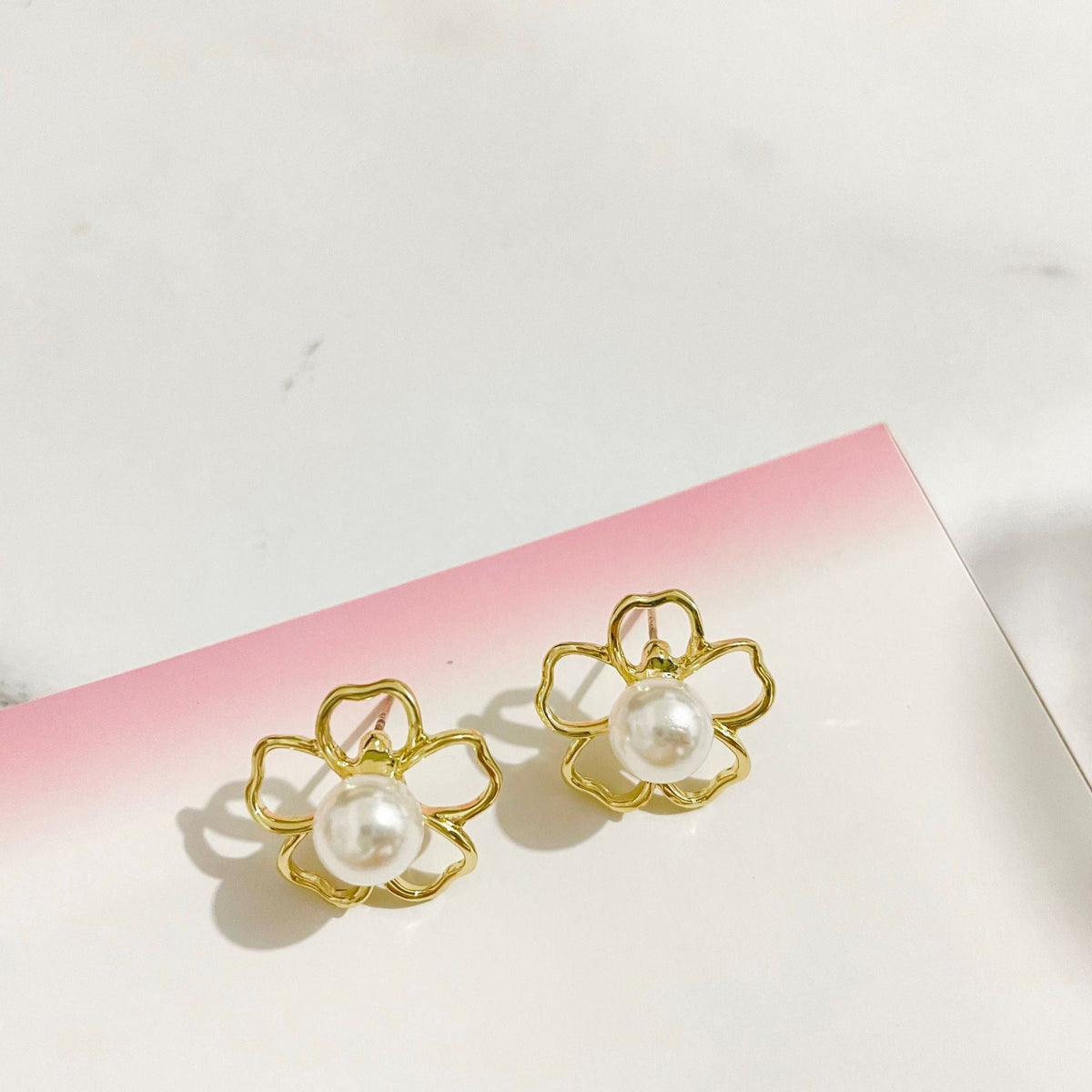Women's Simple Graceful Pearl Sier Flowers Niche Stud Earrings