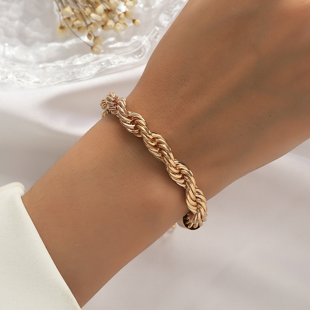 Winding Hollow Open-end High-grade Light Luxury Bracelets