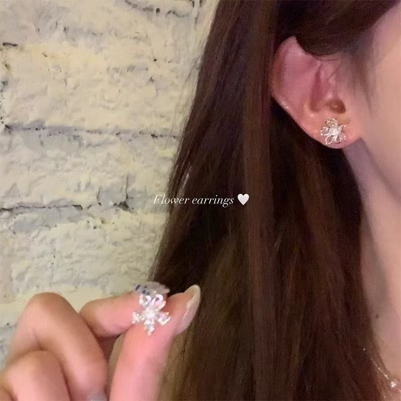 Women's Exquisite Small Sparking Zirconium Flower Light Luxury High-grade Vacation Style Earrings