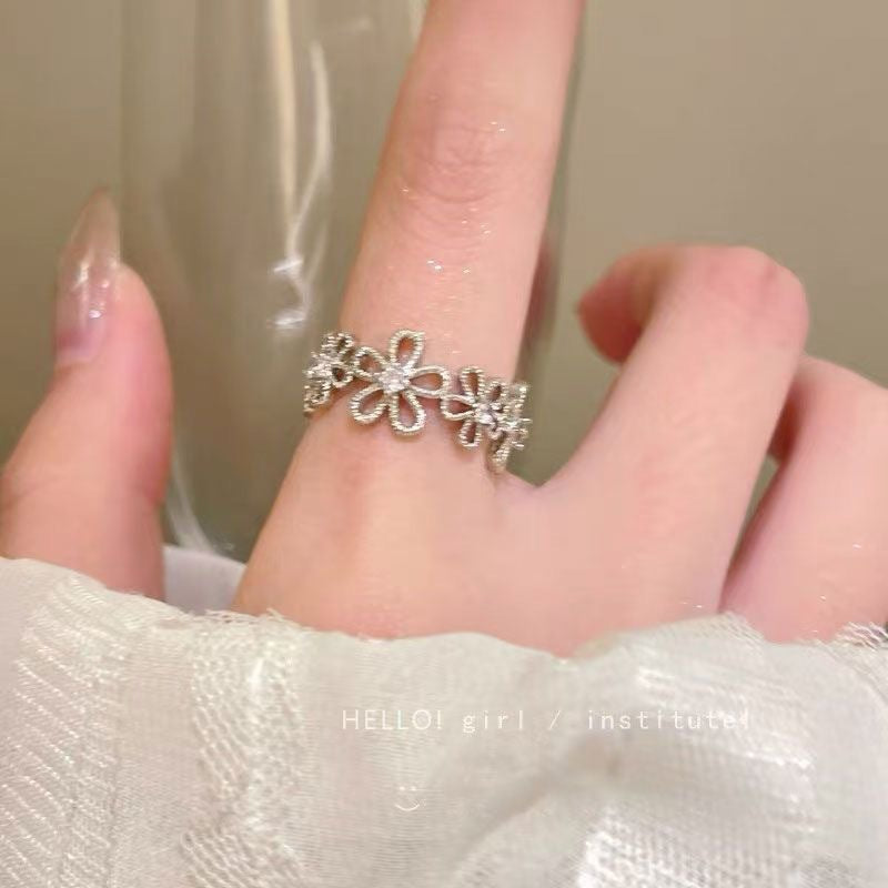 Women's Retro Hollow Lace Flower Light Luxury Ring