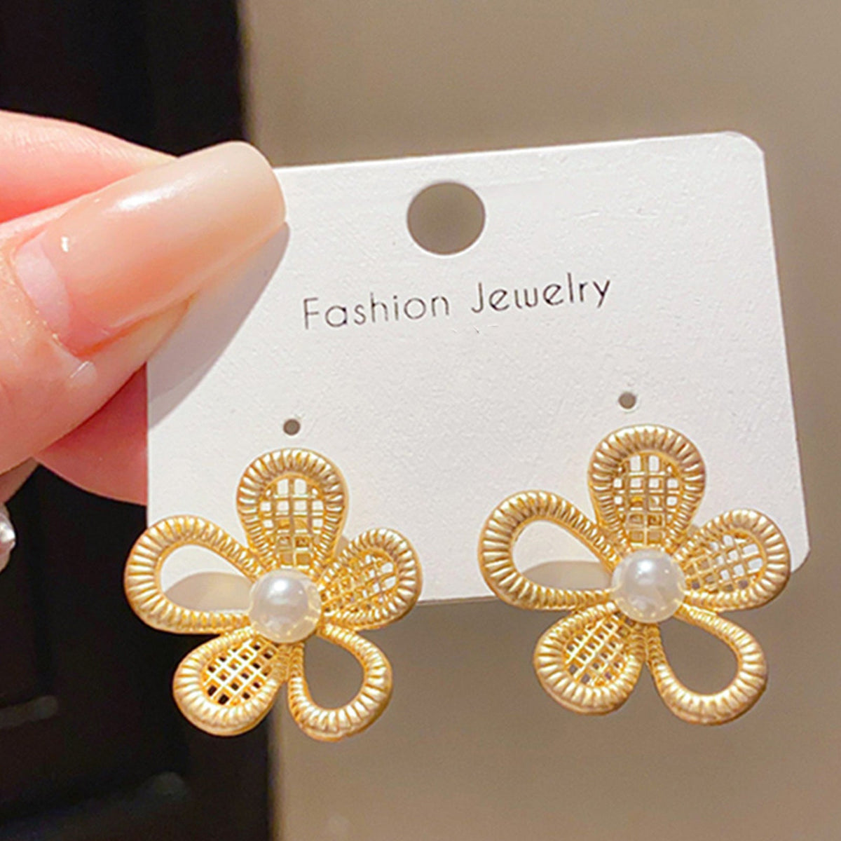 Women's Hollow Flower Color Retaining Light Luxury High-grade Cold Style Temperament Stud Earrings