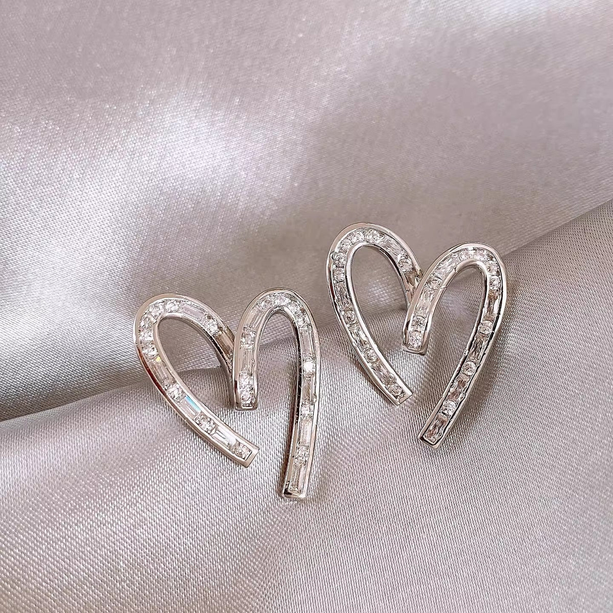 Women's Diamond Heart-shaped Light Luxury High-grade Niche Design Stud Earrings