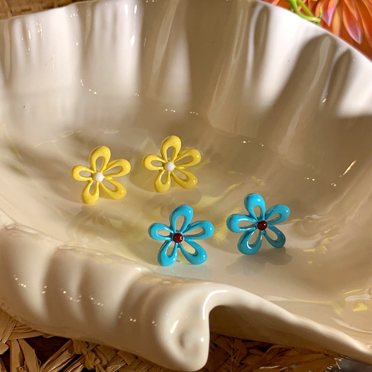 Women's Fresh Glaze Flowers Hollow Ear Fashion Temperament Minority Earrings
