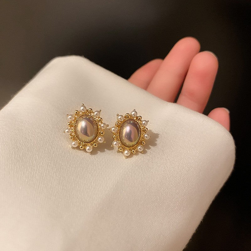 Women's Needle Light Luxury Hot Pearl Elegance Retro Flashing Earrings