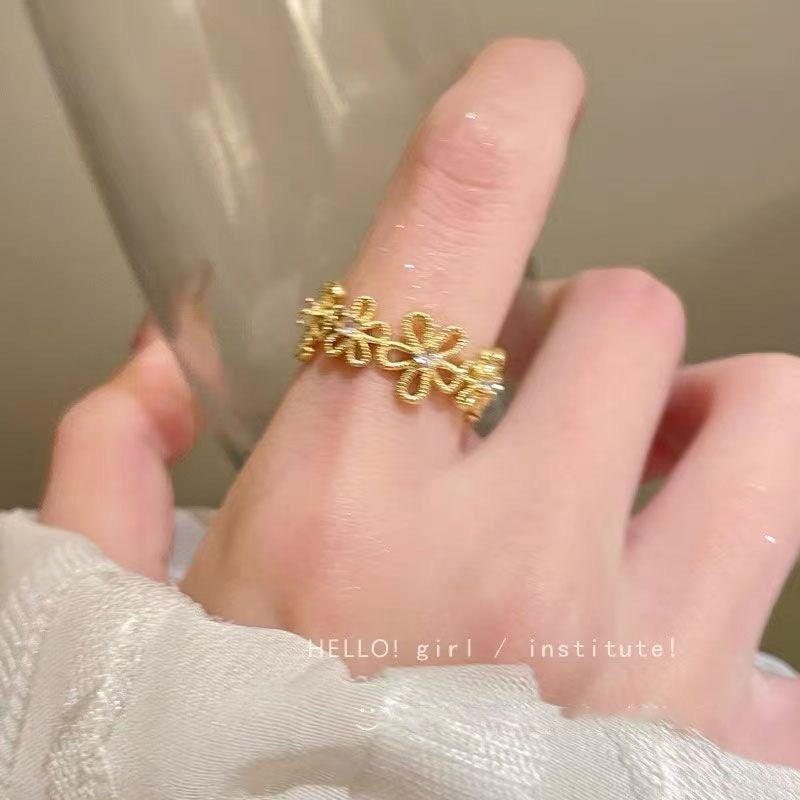 Women's Retro Hollow Lace Flower Light Luxury Ring