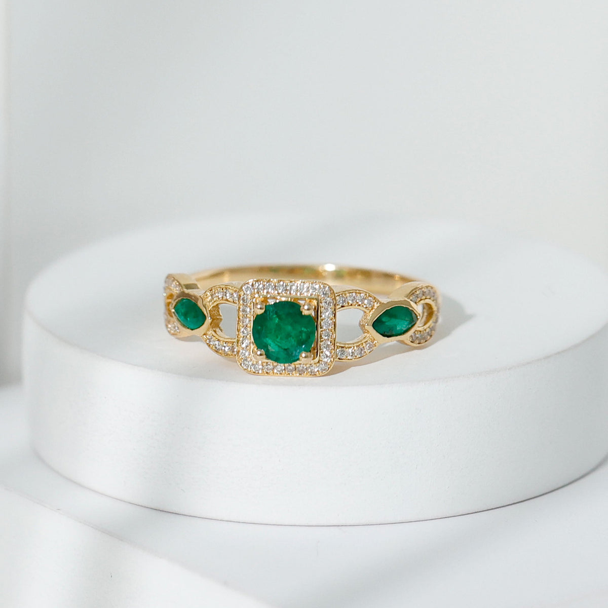 Vintage Style Emerald and Diamond Engagement Ring for Women