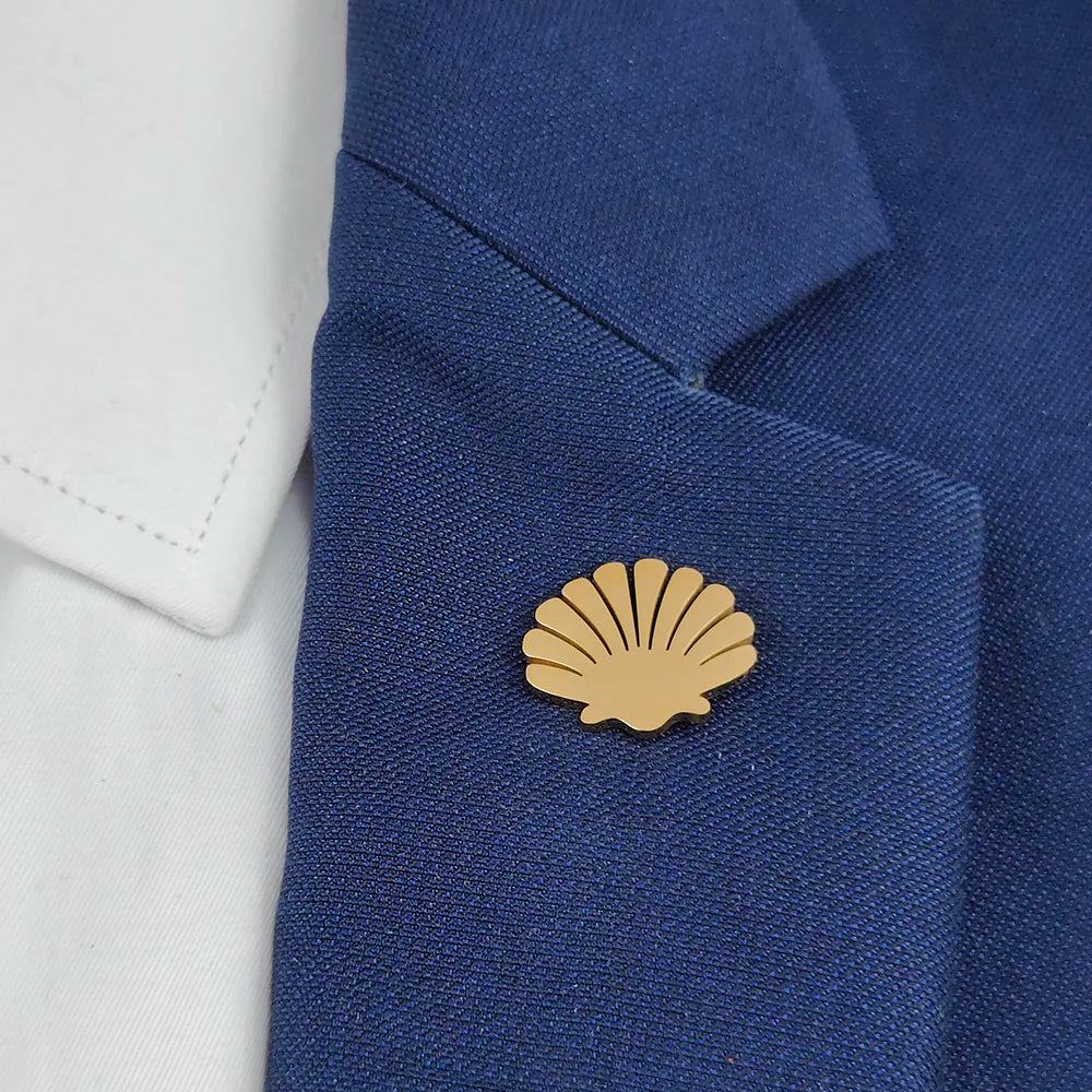 New shell fan-shaped men's lapel pin, stainless steel gold-plated badge, black brooch for suit accessories, gift for father
