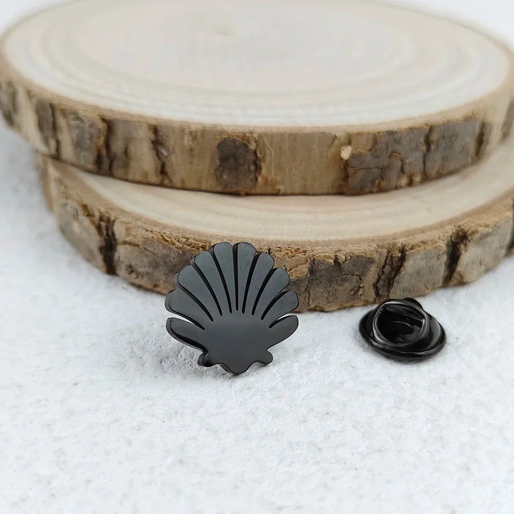 New shell fan-shaped men's lapel pin, stainless steel gold-plated badge, black brooch for suit accessories, gift for father