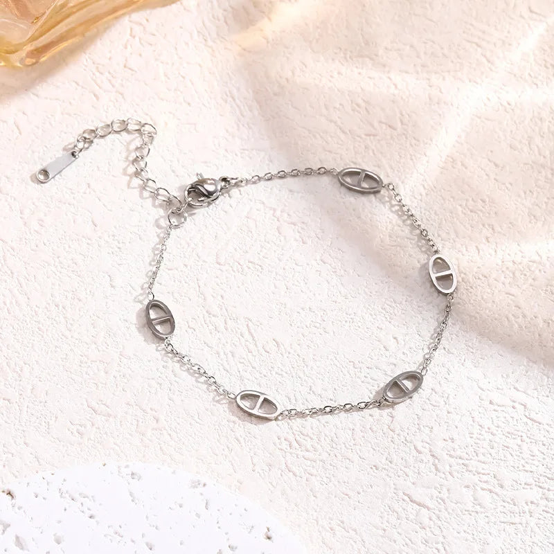 Fashionable Titanium Steel Pig Nose Bracelet Versatile Luxury Design Couple's Hand Chain Stylish Accessory for All Occasions