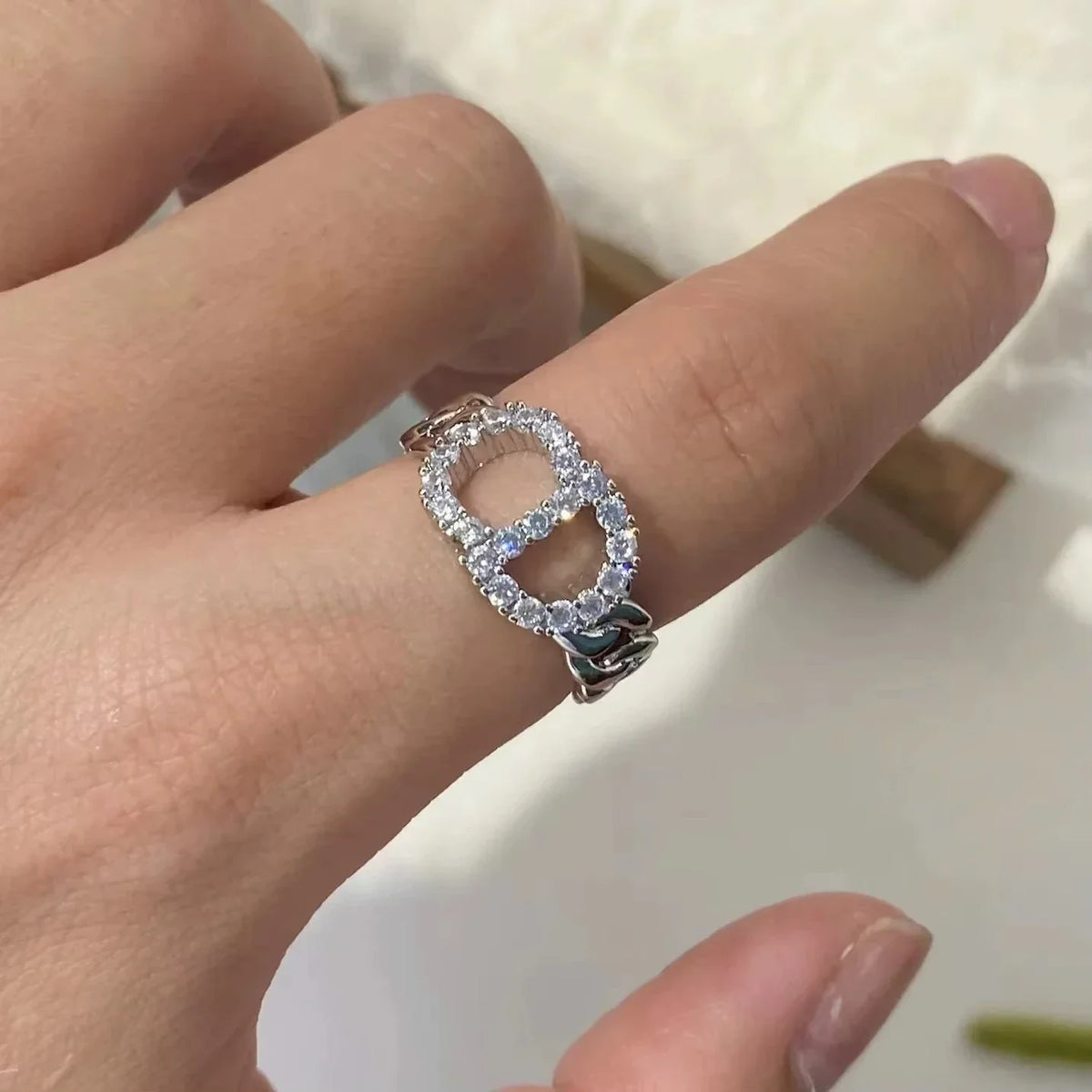 The Korean simple pig-nose ring is versatile, simple and light luxury with a slight zirconium setting