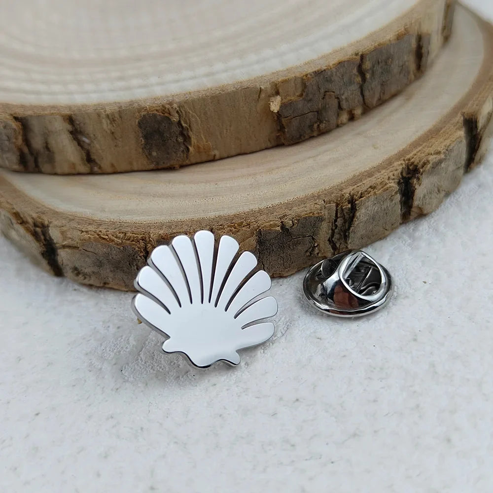 New shell fan-shaped men's lapel pin, stainless steel gold-plated badge, black brooch for suit accessories, gift for father
