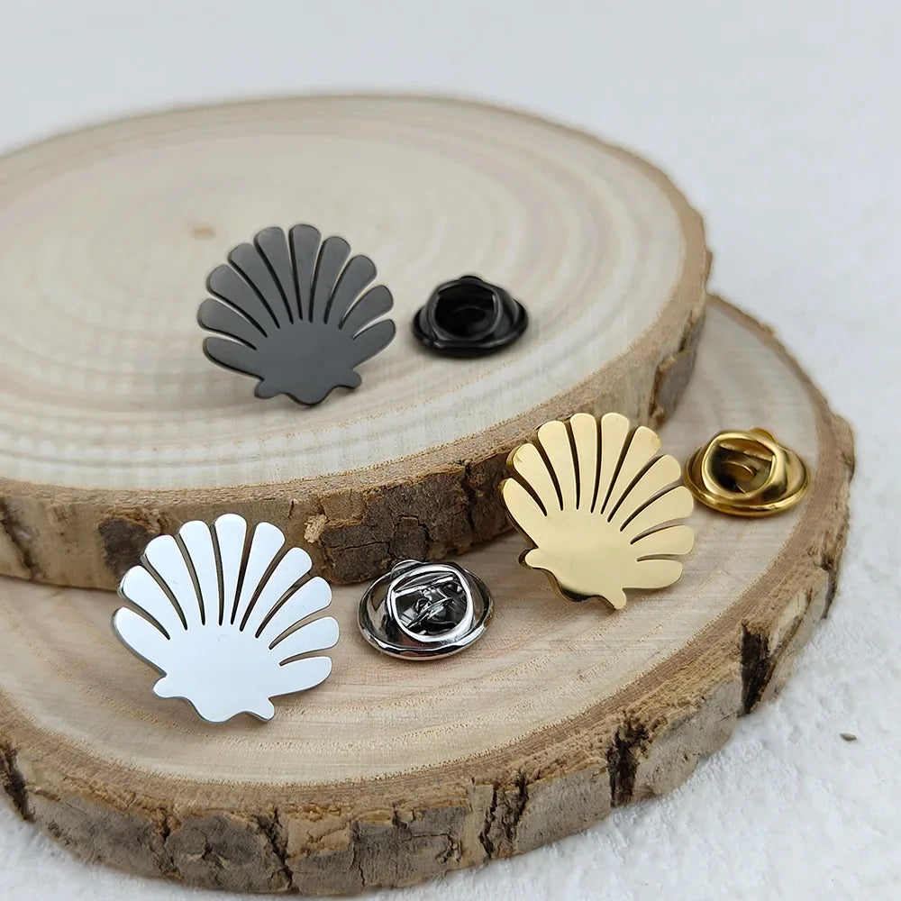 New shell fan-shaped men's lapel pin, stainless steel gold-plated badge, black brooch for suit accessories, gift for father