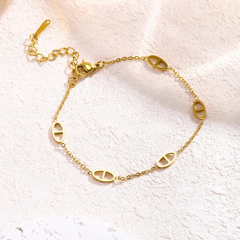 Fashionable Titanium Steel Pig Nose Bracelet Versatile Luxury Design Couple's Hand Chain Stylish Accessory for All Occasions