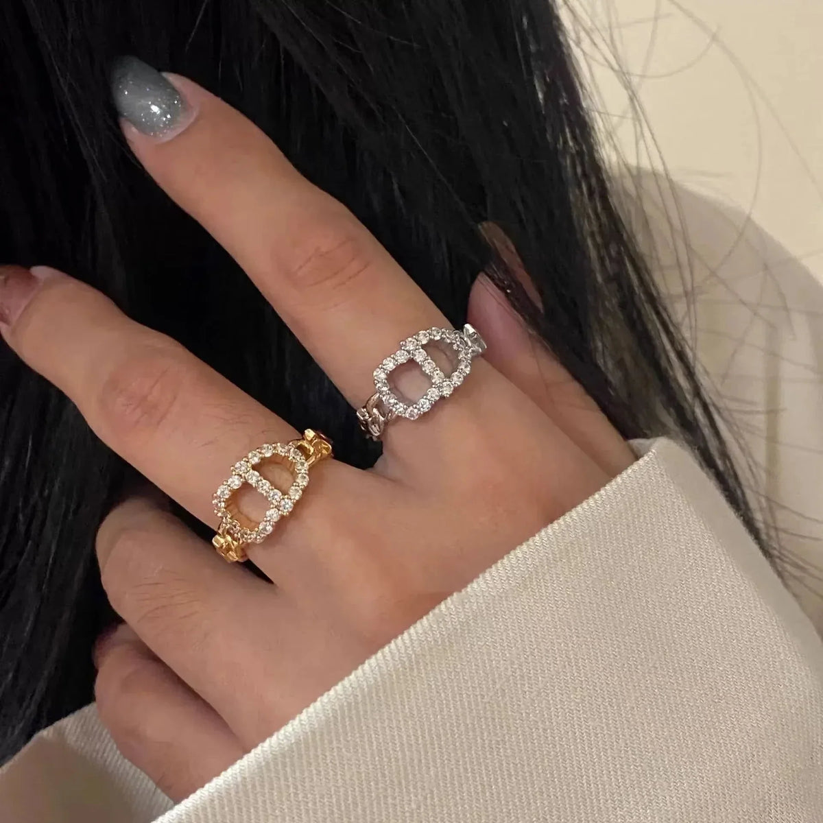 The Korean simple pig-nose ring is versatile, simple and light luxury with a slight zirconium setting