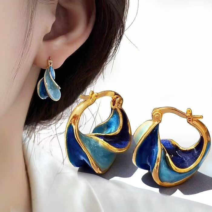 French Vintage Earrings With Spiral Texture. Exquisite Enamel & Oil Drip Craft, High-end Vibe, Niche Style And Versatile For Daily Wear.