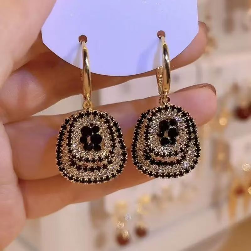 2026 New French Hepburn Style Geometric Full Rhinestone Ear Cuffs, Light Luxury Versatile