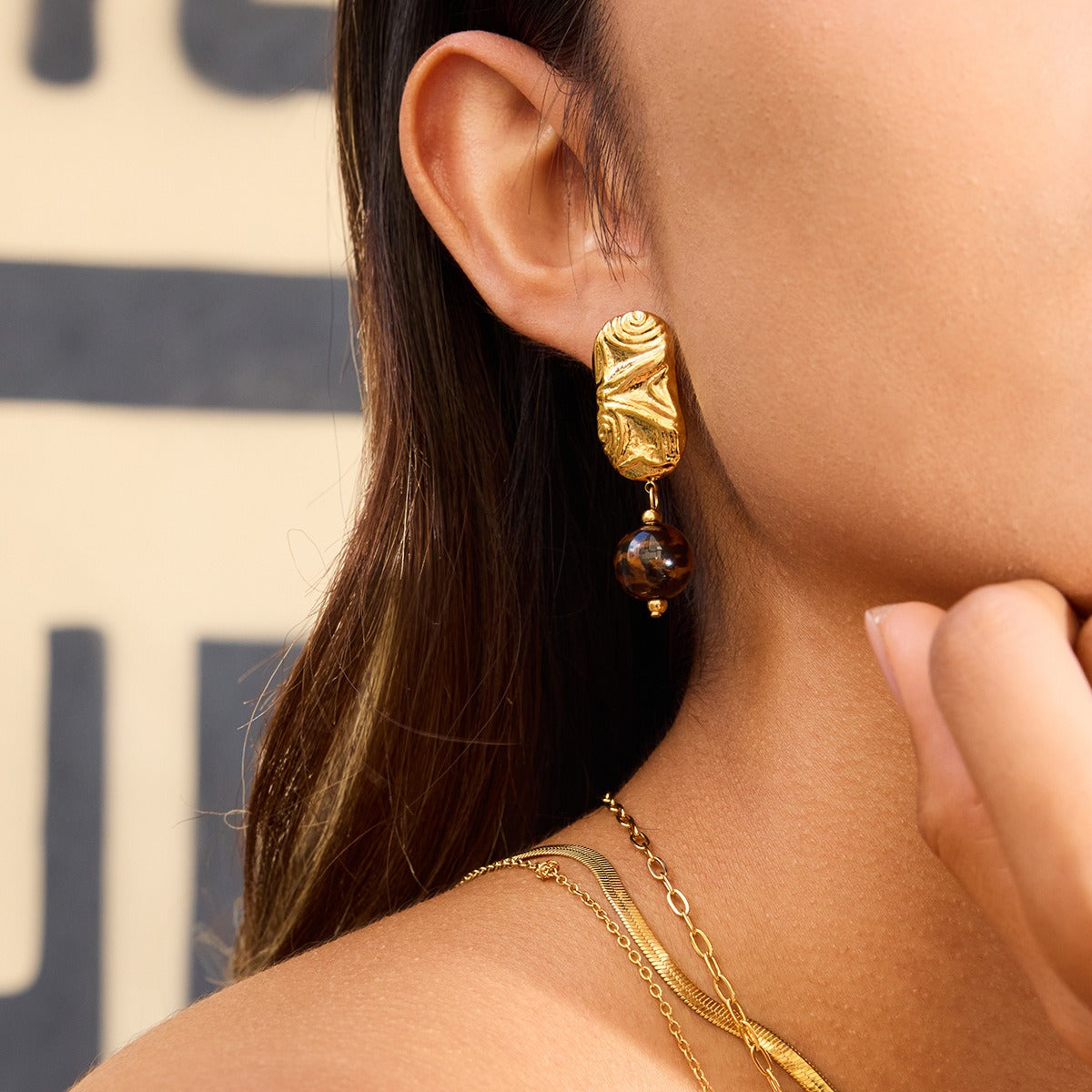Light luxury and sophisticated titanium steel earrings for autumn and winter.