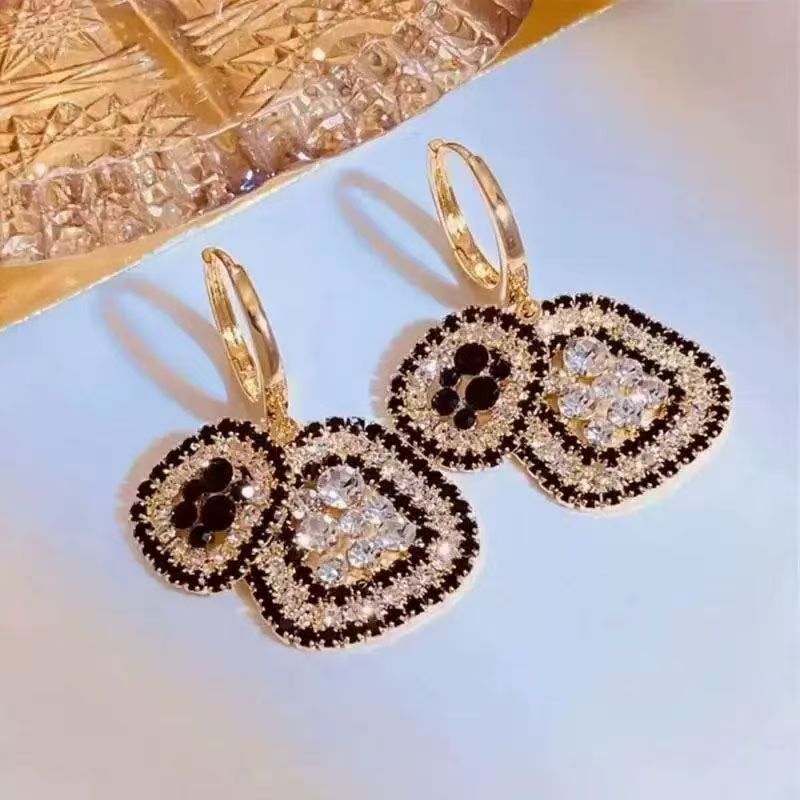 2026 New French Hepburn Style Geometric Full Rhinestone Ear Cuffs, Light Luxury Versatile