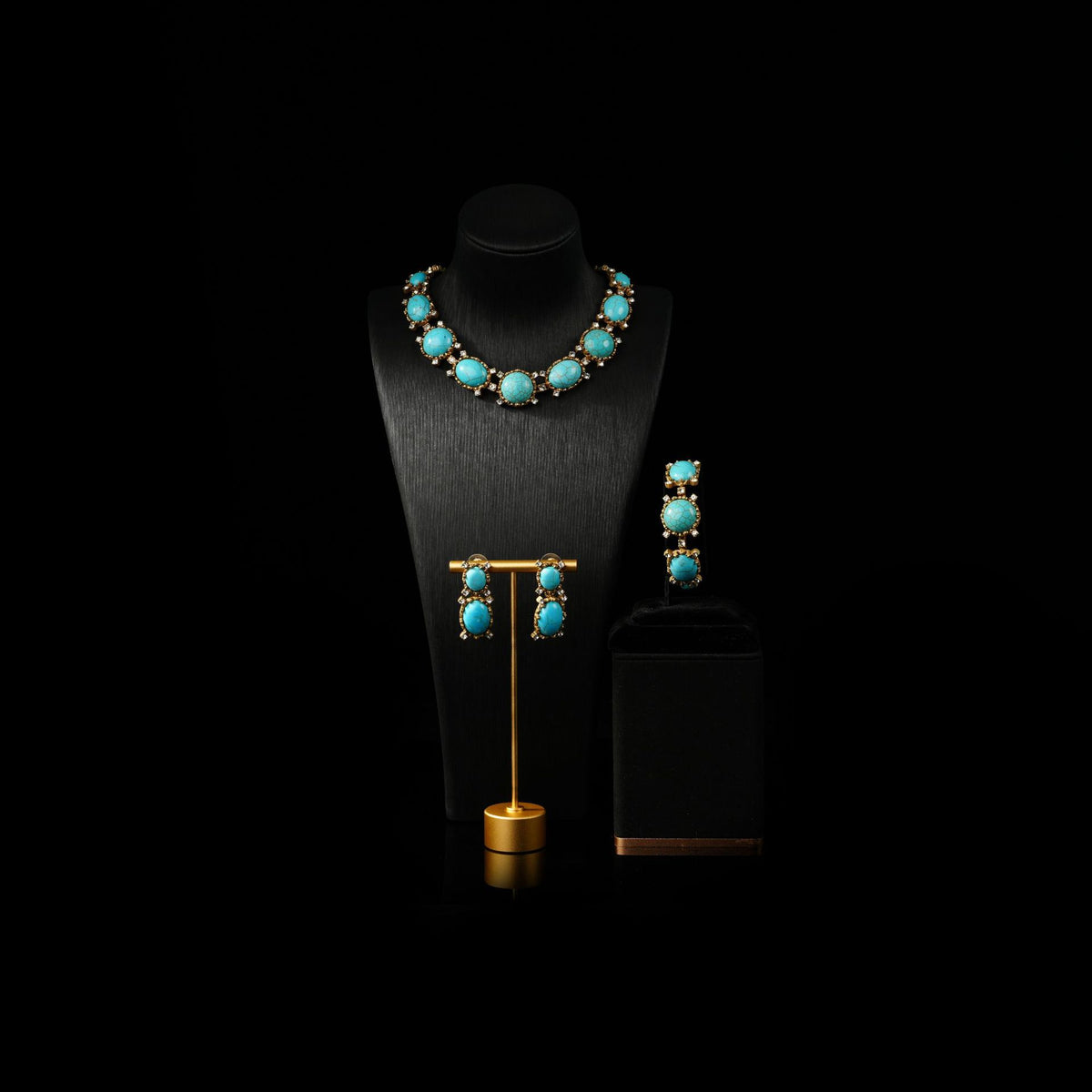 Retro-style, Fashionably Luxurious Earring And Necklace Set