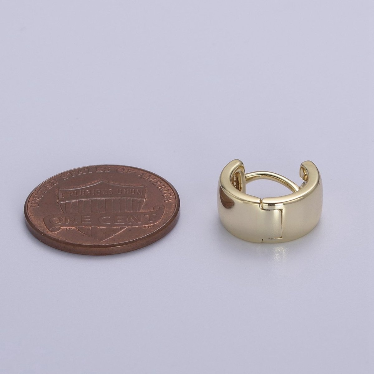 Chunky cartilage earrings in 14k Gold Filled Thick conch piercing • Wide single gold upper lobe cartilage piercing V-156