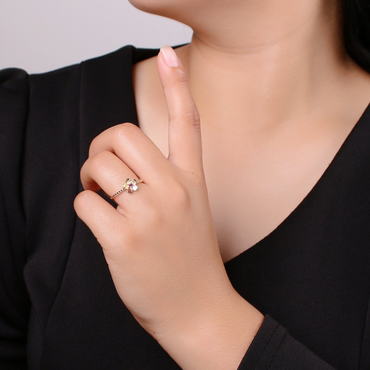 Dainty Daisy ring, Gold Mini Floral Ring, Dainty Stackable Rings, Open Adjustable Ring Crystal Daisy Flower Twisted Ring Minimalist Jewelry R-116