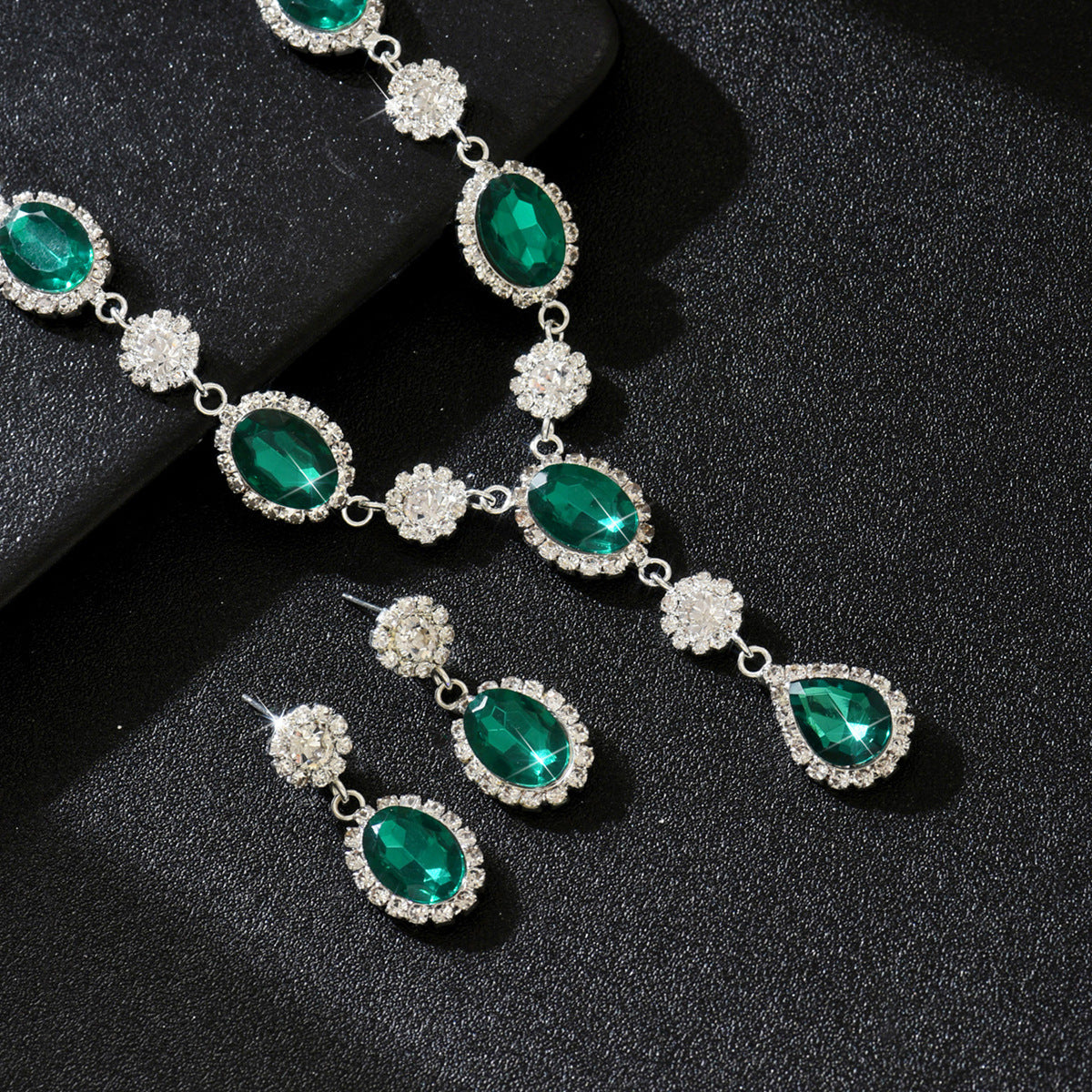 2026 Hot New Luxury Shiny Water Drop Necklace Earrings Suit High-grade All-match Bridal Jewelry Wholesale