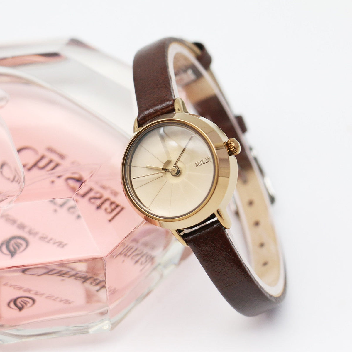 Retro Artistic Style Genuine Leather Thin Strap Compact Casual Round Quartz Watch